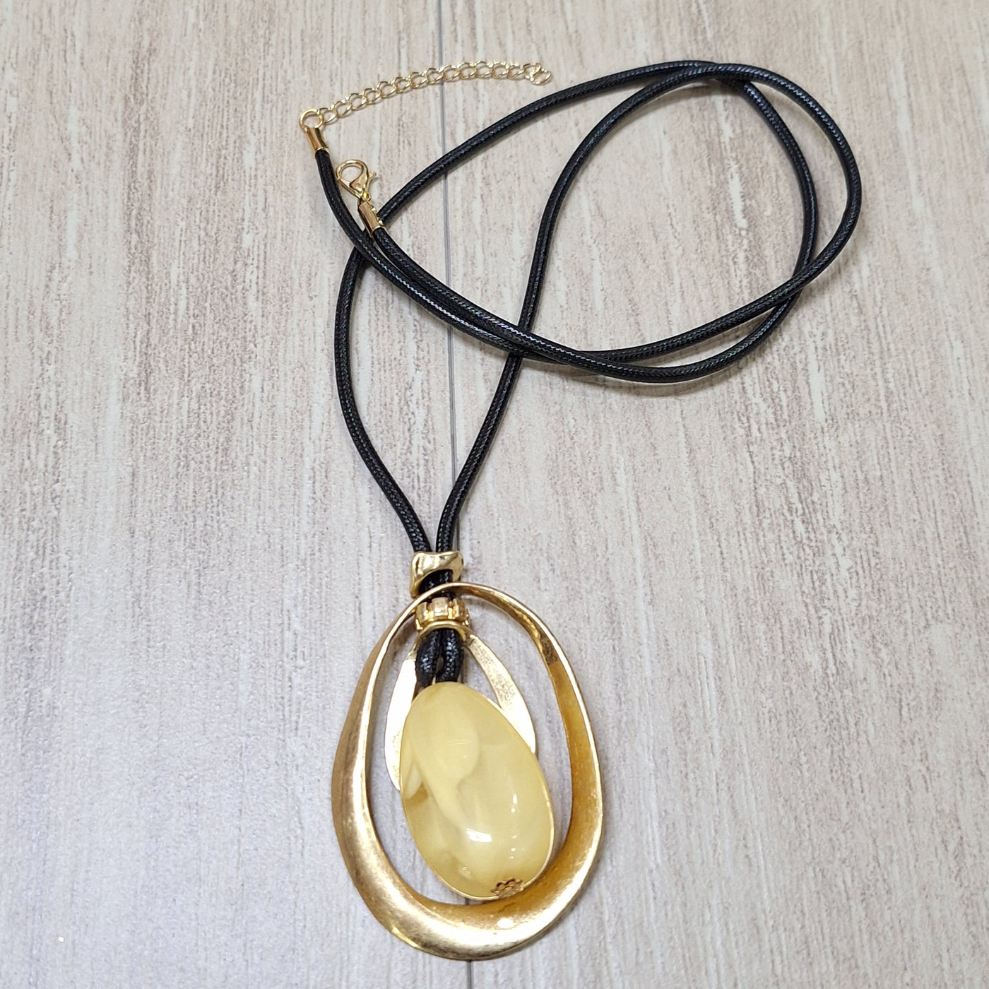 Collar argolla ovalada y aplicacion 75 cm  Bisutería