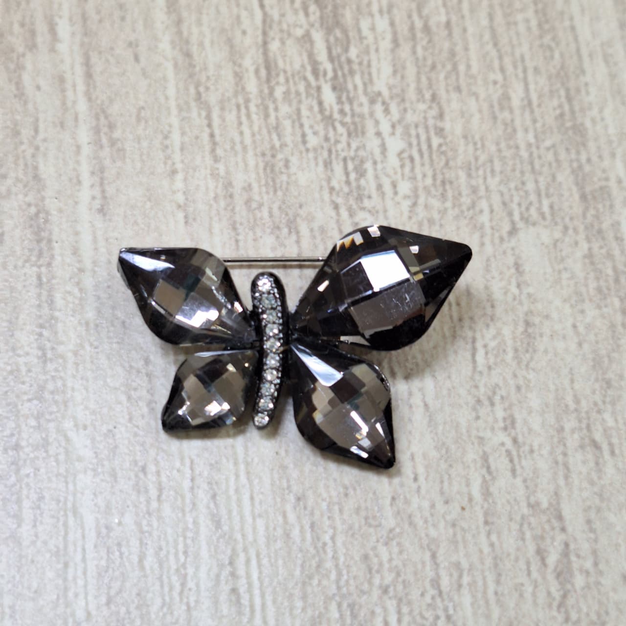 Prendedor mariposa negra Bisutería